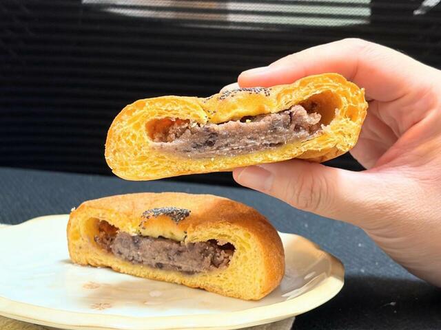 【シャトレーゼ あんブリオッシュ】中のあんはつぶあんで甘さ控えめです