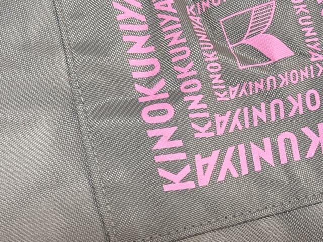 グレーカラーをチョイスした決め手は、紀ノ国屋ロゴのカラー。大人かわいいピンクです！