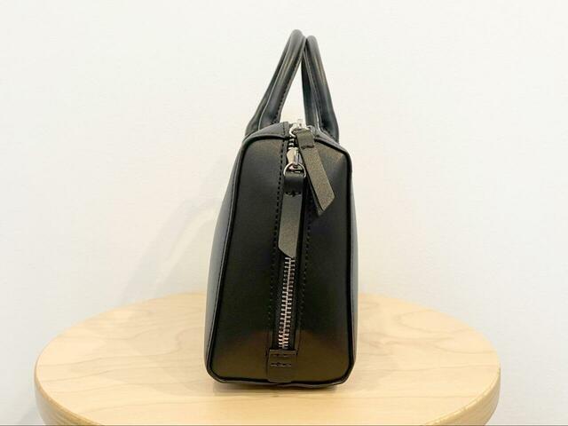 【DISCOAT ライトゲージミニボストンバッグ】サイズは約幅23×高さ15×マチ8cm。マチ広なので荷物を入れなくても自立します!