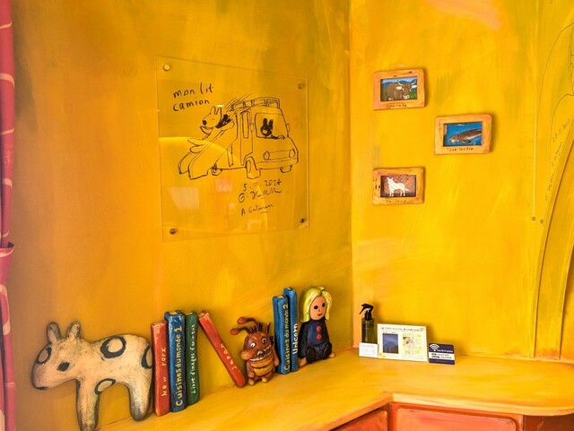 【ハイランドリゾートホテル&スパ】「リサ ルーム」の壁には作者夫妻の直筆メッセージとイラストが描かれている