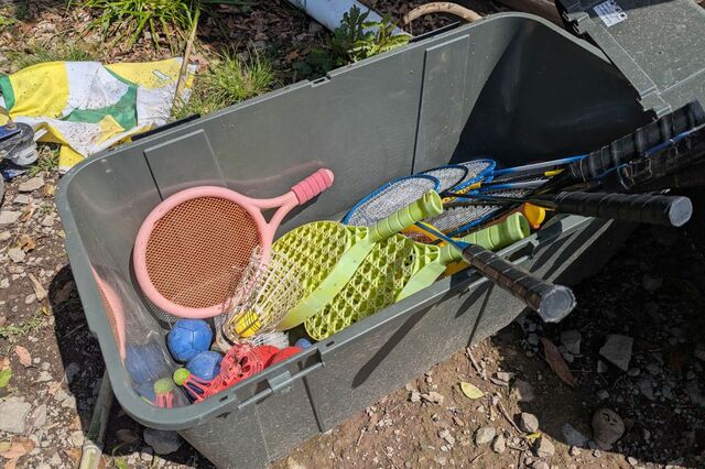 【クスクスグランピング真鶴】バドミントンやボールなど、施設内で楽しめる遊び道具