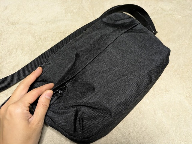 【無印良品 背面ポケット付き　撥水ショルダーバッグ】ペットボトルや財布などかさばるものを入れても、素材感が厚手でしっかりしているのでバッグの形に響きません♪