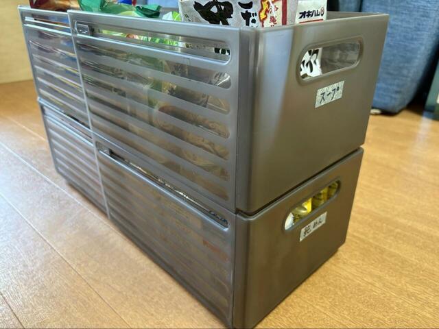 【3COINS 伸縮収納ケース（L）／KITINTO】中身が軽い物ならスタッキングも可能！ただし、伸縮部分がたわむので要注意です