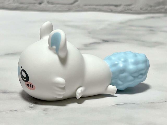 寝そべっている姿もかわいすぎます…！