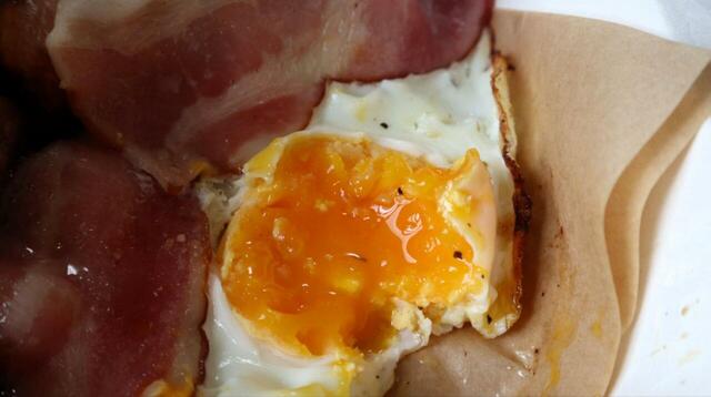 【上島珈琲店 ベーコンエッグ&厚切りバタートーストセット 】家では意外とできない、「とろけ出さない半熟」加減の目玉焼きがうれしい!