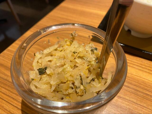 【やよい軒 モーニング】卓上に置いてあるお漬物もおいしい