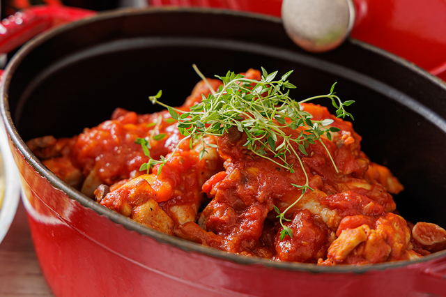 「【イタリア】鶏手羽元のカチャトーラ」＜期間：2026年2月1日〜3月31日＞【神戸で世界5カ国の食文化を堪能♪イギリス・イタリア・モロッコ・オーストラリア・日本のメイン料理が90分間食べ放題！】