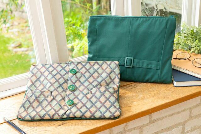 ポーチ 13,000円｜東京ディズニーリゾート「サーキュレーティングスマイル」グッズ｜販売場所：東京ディズニーリゾート・アプリ｜発売日：2025年12月4日（木）