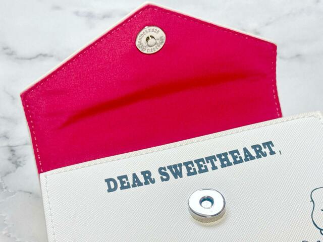 フラップを開けると「DEAR SWEETHEART,」のプリント入り。スヌーピーからのお手紙の書き出しだなんて、なんとも粋なデザイン…！