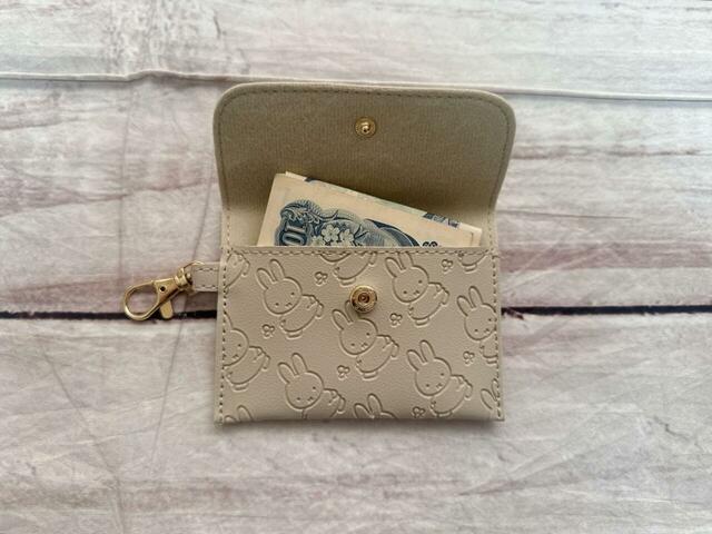 三つ折りにした紙幣も収納可能