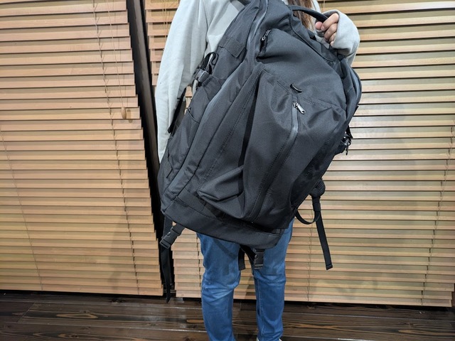 【ワークマン　アーバンライトバックパック】重さは実測で約960g。背面とショルダーベルトのクッションがしっかりしていて、肩や腰への負担を和らげてくれます◎