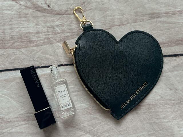 目薬と口紅も入ります