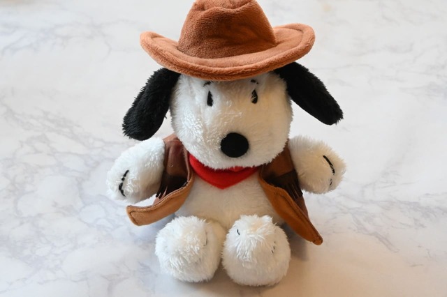 【『SNOOPY 2026 午 カウボーイスヌーピーのぬいぐるみポーチ BOOK』（宝島社）】ウエスタンスタイルに身を包んだスヌーピーがふわっふわのぬいぐるみポーチで登場