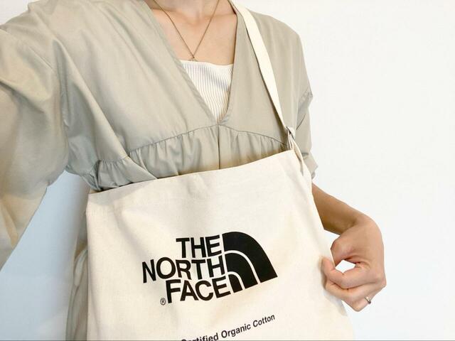 【THE NORTH FACE オーガニックコットンミュゼット】ややレディライクなコーデでも、キャップやスニーカーを合わせれば違和感なく馴染みます