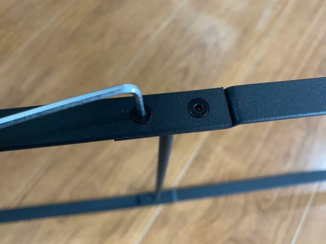 【山崎実業 引っかけアンブレラスタンド】横倒しで作業するとやりやすい