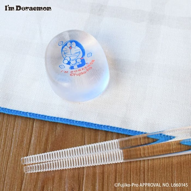 【ドラえもん】「I’M DORAEMON/箸置き」¥660/透き通ったクリア素材で涼しげな雰囲気に