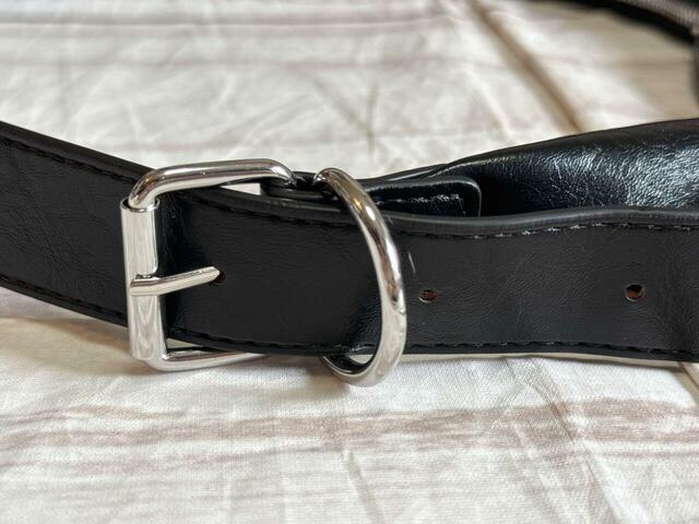 バックルの下にループ付き。チャームやスカーフをつけてアレンジが楽しめます