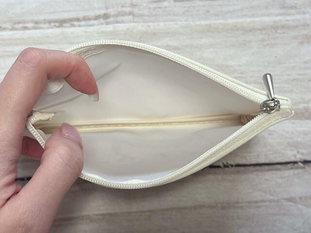 内側は仕切りやポケットなどはないシンプルな作り