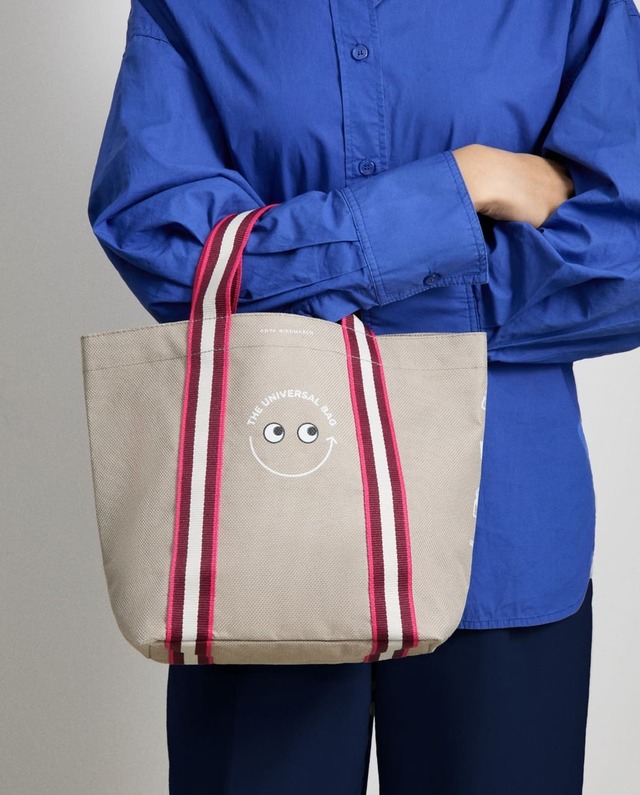 【アニヤ・ハインドマーチ×成城石井】日常使いに便利なサイズでランチトートやお買い物のときに役立つサイズ感