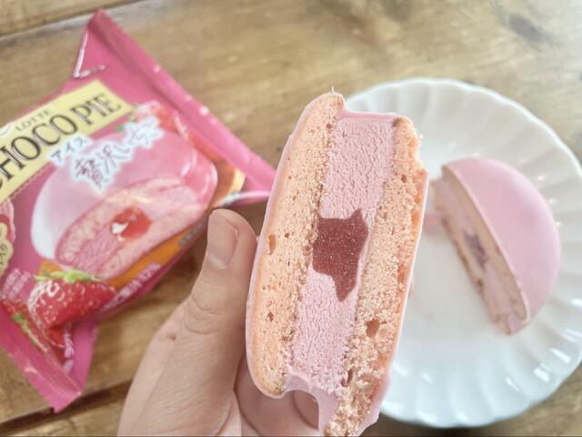 【ローソン　チョコパイ　ピンクチョコパイアイス贅沢いちご】甘酸っぱい苺ソースと甘い苺チョコ！