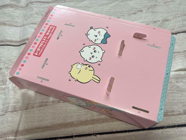 【付録 ちいかわ自動販売機】組み立てたジュース入れを「じどうはんばいき1」に取り付けます