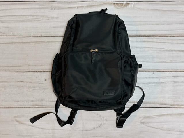 【ハニーズ 機能性多ポケットリュック】外出先で仕事をする際の荷物を収納