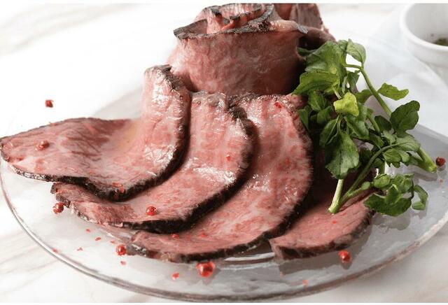 「自家製ローストビーフ（※写真は2名分のイメージ）」＜追加価格：500円（税込）＞【渋谷「Pepper PARLOR」で“焼きたてパン全30種”が食べ放題！選べるメインは「グリルチキン グレービーソース」など全4種類！】