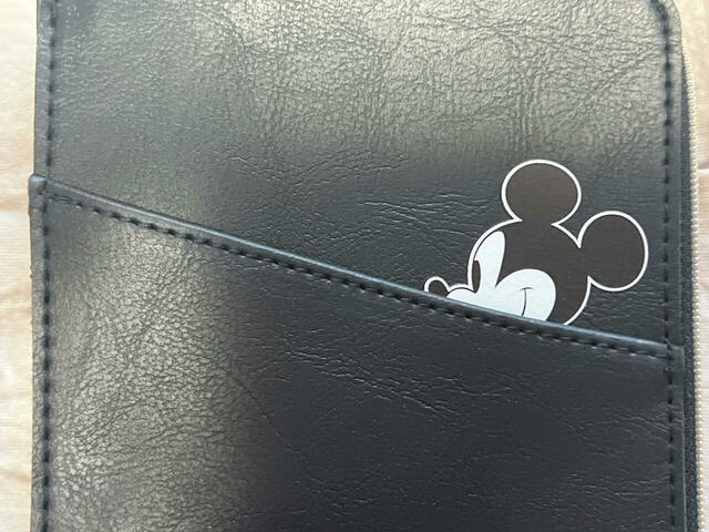 フロントにはポケットが1つついています