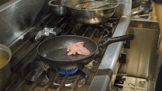 フライパンに油を敷いて、まだ温まっていない状態のフライパンにお肉を入れます。