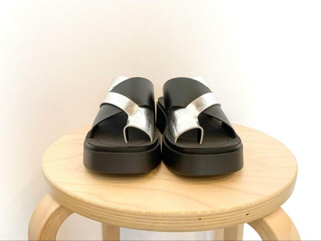 【niko and ... オリジナル厚底トングサンダル】さらりと履いても存在感のある一足です◎