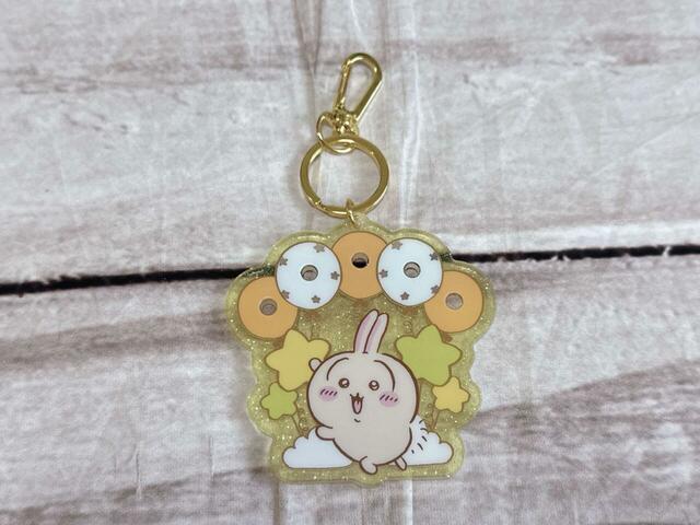 カラフルな風船を背景にポーズをとるうさぎがなんともキュート♪