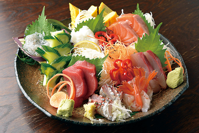 いろは寿司 中目黒本店（中目黒） 1人前刺盛り種 1751円～ 旬の魚を存分に味わえる一品。日替わりで7種類から8種類が楽しめる。