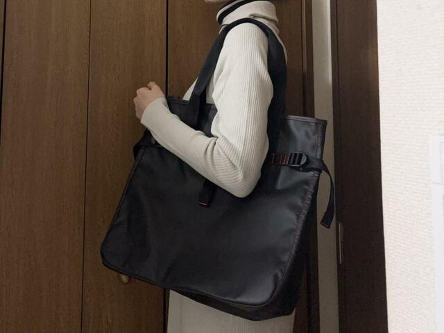 【モンベル　タフトートM】肩掛けもできる上に、手に持っても地面につかない絶妙な長さのハンドルです