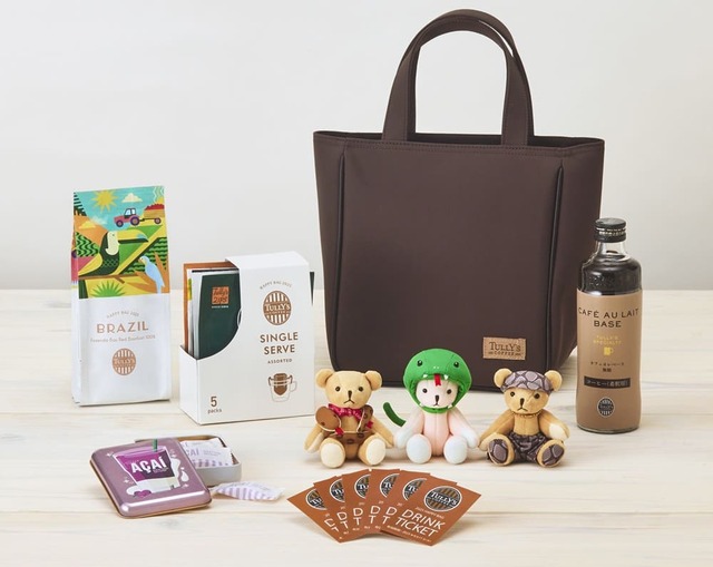【タリーズコーヒー「2025 HAPPY BAG」】タリーズコーヒー 公式楽天市場店 限定「7,000円セット　A」7,000円（税込）：セカンドトートバッグ(モカ)、干支ミニテディ （巳年）※1個、ブラジル ファゼンダ バウ レッドブルボン100％（粉/140g）、シングルサーブ5種 アソートBOX、Tully's Specialty カフェオレベース　300ml、アサイー＆ヨーグルト ソフトキャンディ、ドリンクチケット6枚