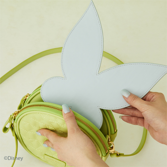「ティンカー・ベル」の羽をイメージしたマルチポーチをバッグの真ん中にセット【Disney Collection / d fashion × Samantha Thavasa】