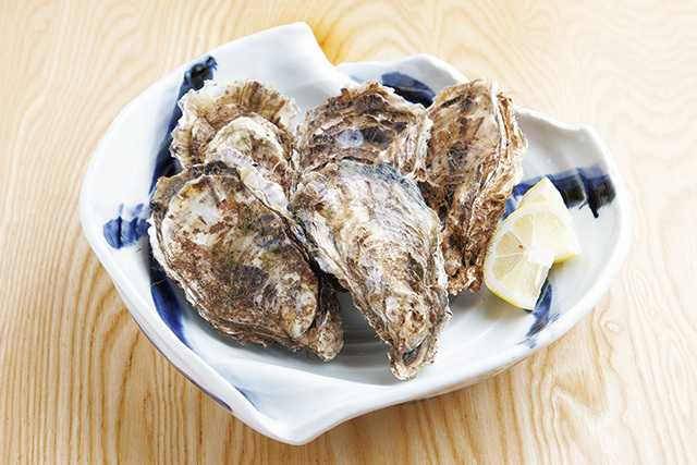 網元積丹港屋札幌店 すぎの（札幌駅エリア） 牡蠣がんがん蒸し 5個 1200円※時期によって変動 厚岸直送の牡蠣は蒸すことで独特の旨味がぐ～んと増す。殻が開くとほのかな香りが食欲をそそる。