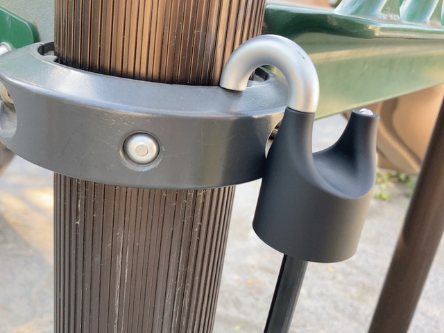 【3COINS 晴雨兼用折傘持ち手カラビナ】ちょっと掛けておきたいときに気軽に掛けられます