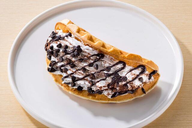 「〈韓国風アレンジデザート〉トゥンワッフル」＜期間：2025年7月17日～9月中旬＞【しゃぶ葉に「参鶏湯風だし」が新登場！「チュクミ」や「辛ラーメン」など韓国グルメが楽しめる『夏の韓国グルメフェア』開催！】