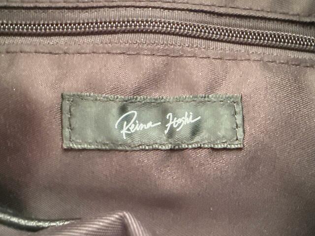 ファスナーポケットには星玲奈さんのロゴタグ付き！