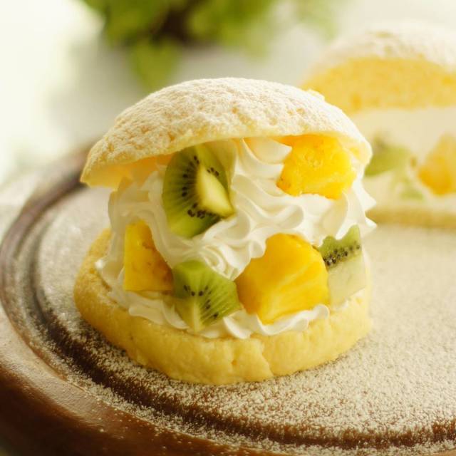 フルーツメロンパン　パイナップル&キウイ