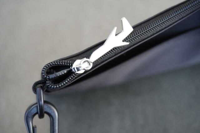 ポーチのファスナートップは飛行機のチャーム