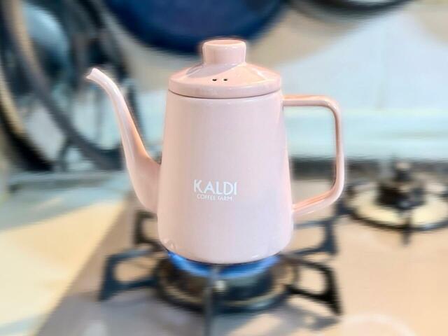 まずはお湯を沸かします。いつものキッチンがが華やかに♪