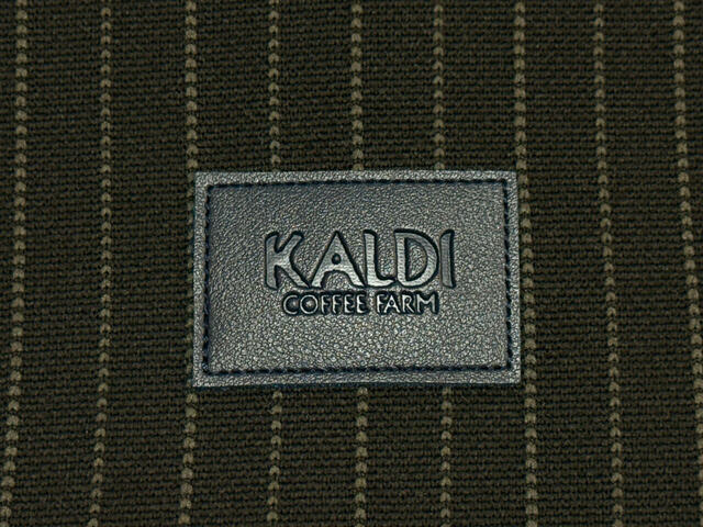 【カルディ ウィンターバッグ】前面の下部にはレザー調のシックなロゴタグが付いています