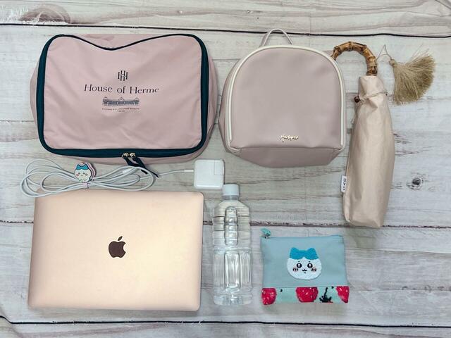 一泊分の着替えが入ったポーチや大きめサイズのコスメポーチも収納できました！