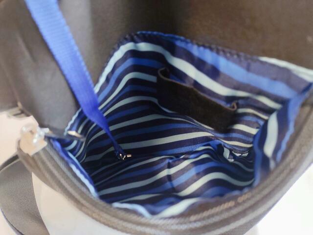 ポケットはストライプ柄