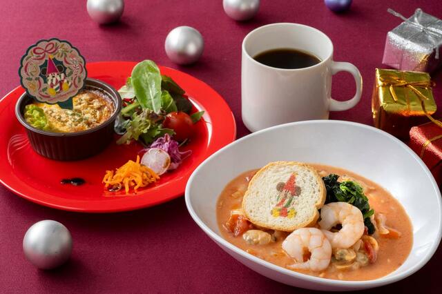 スペシャルセット 2,200円｜「ディズニー・クリスマス」スペシャルメニュー｜東京ディズニーリゾート40周年“ドリームゴーラウンド”｜販売店舗：東京ディズニーランド「プラザパビリオン・レストラン」｜販売期間：2023年11月1日（水）〜12月25日（月）