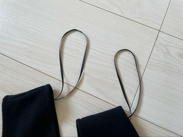 【UNIQLO ブラッシュドジャージージャンパースカート】ハンガーにかけられるよう紐がついています