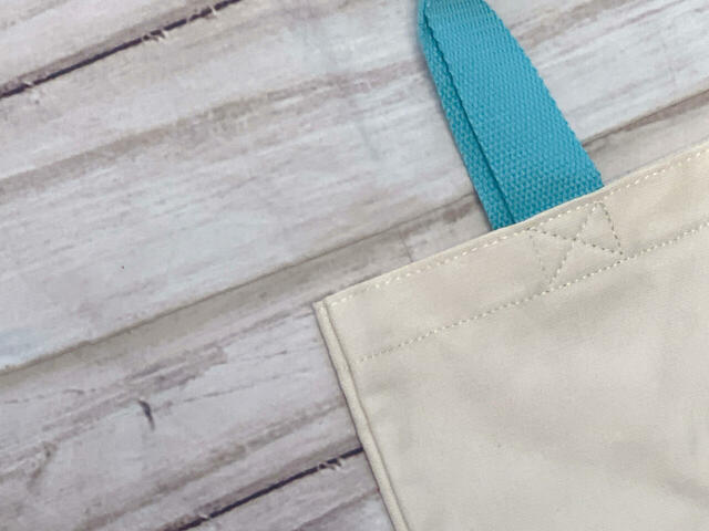 カラーはアイボリー。ブルーの持ち手がアクセントになっていておしゃれ！