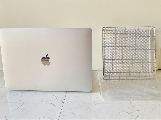 【丸十金網　セラミック焼き網】MacBookとのサイズ比較