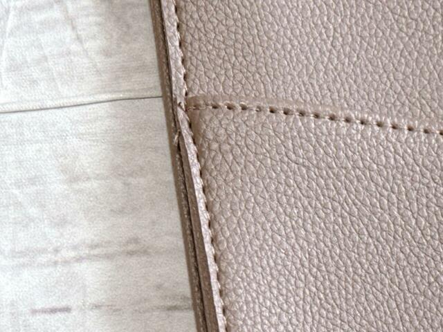 素材はPVC合皮。シボ感のある高級感たっぷりなレザー調生地